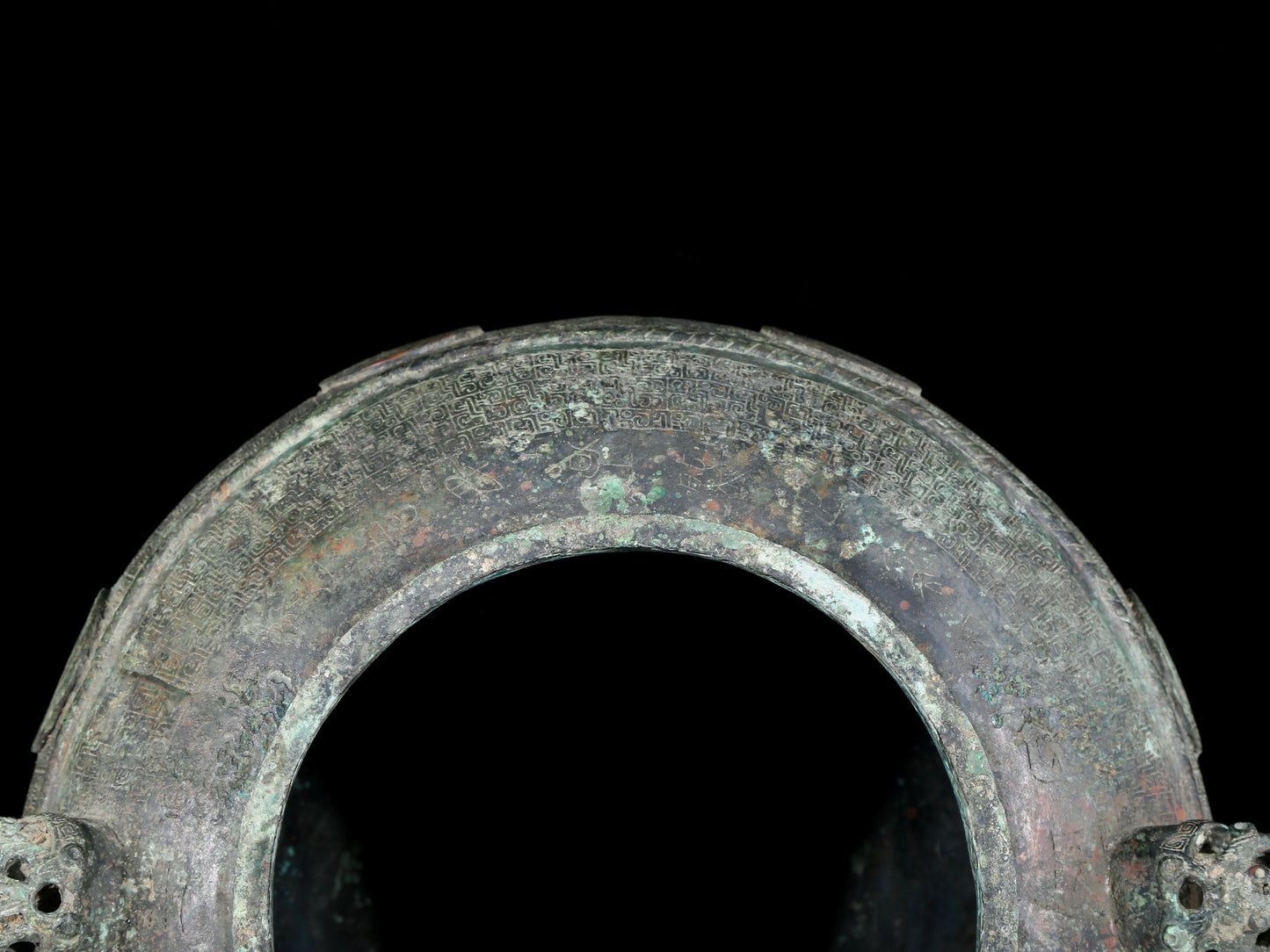 A precious bronze dragon pattern amphora with lid