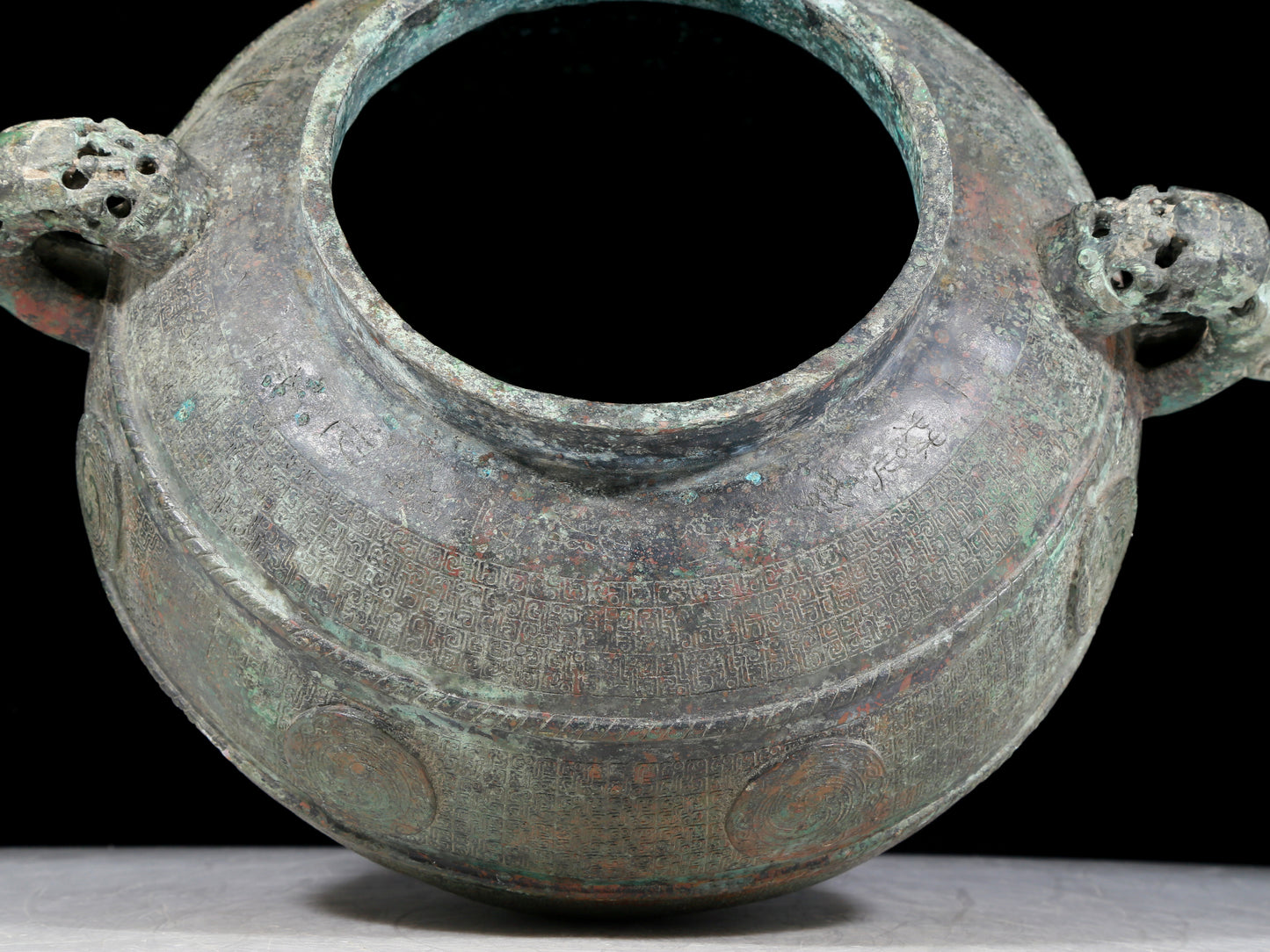 A precious bronze dragon pattern amphora with lid