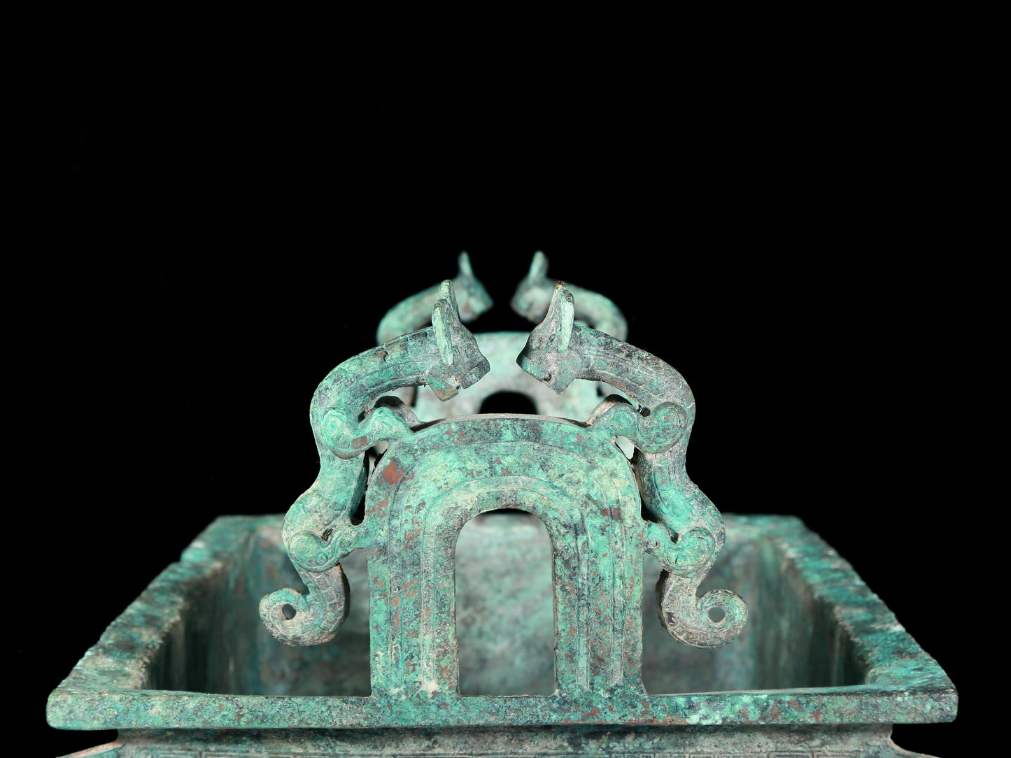 A precious bronze animal mask pattern with two ears and four legs.