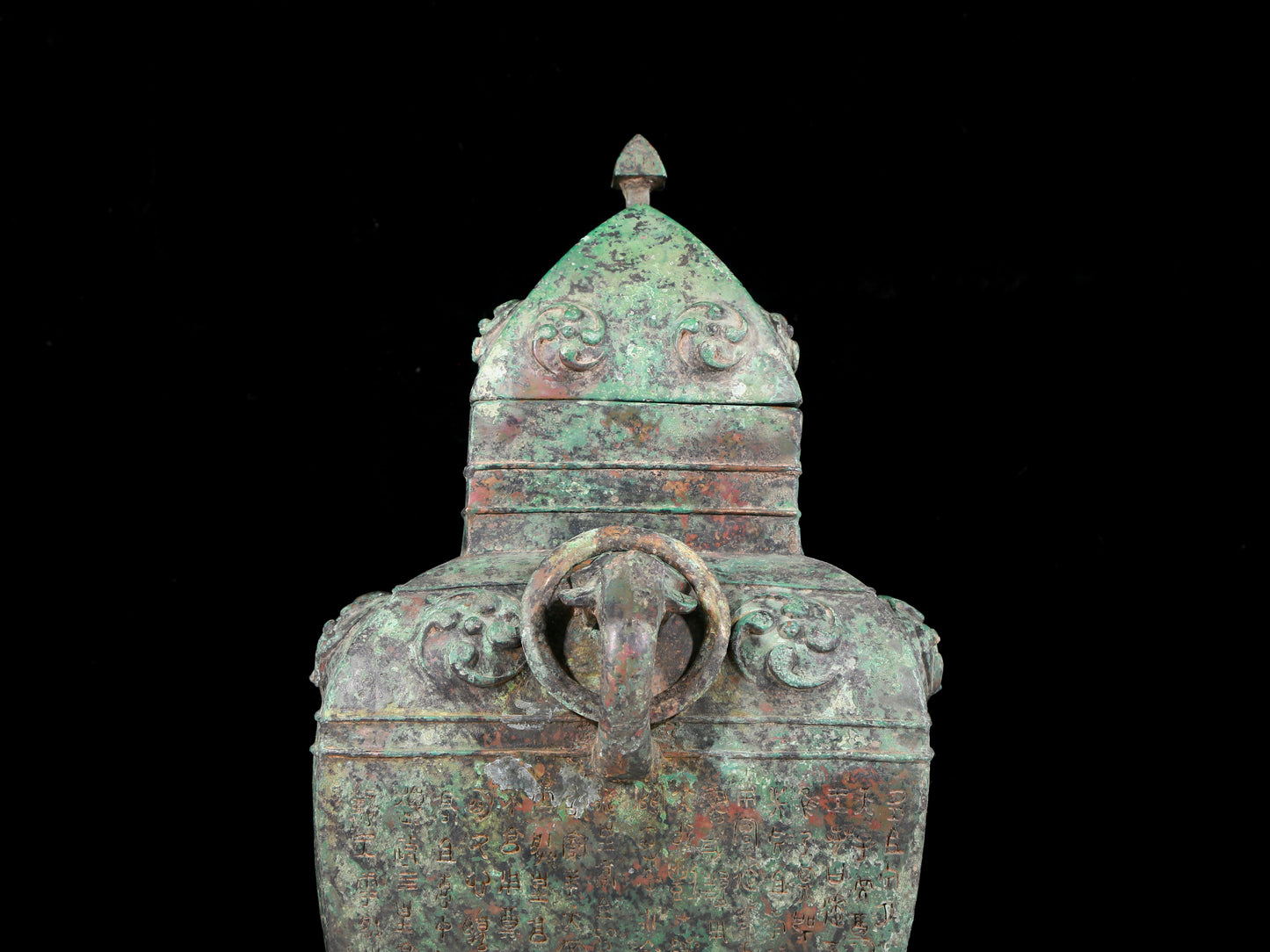 A precious bronze ear jar with lid