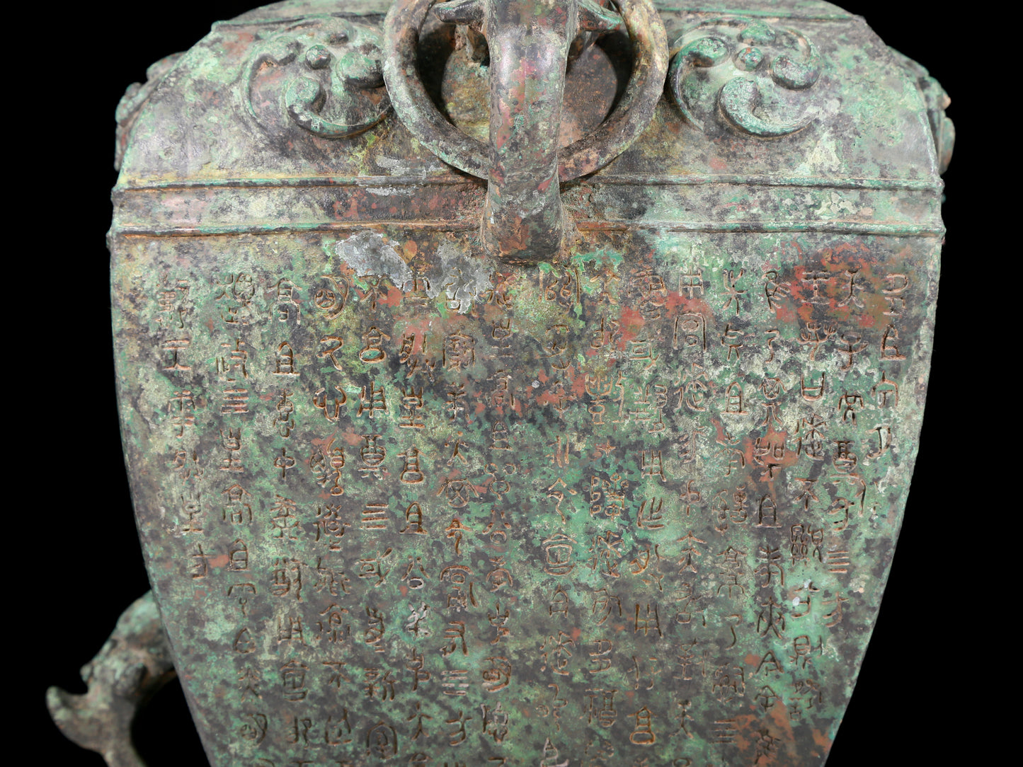 A precious bronze ear jar with lid