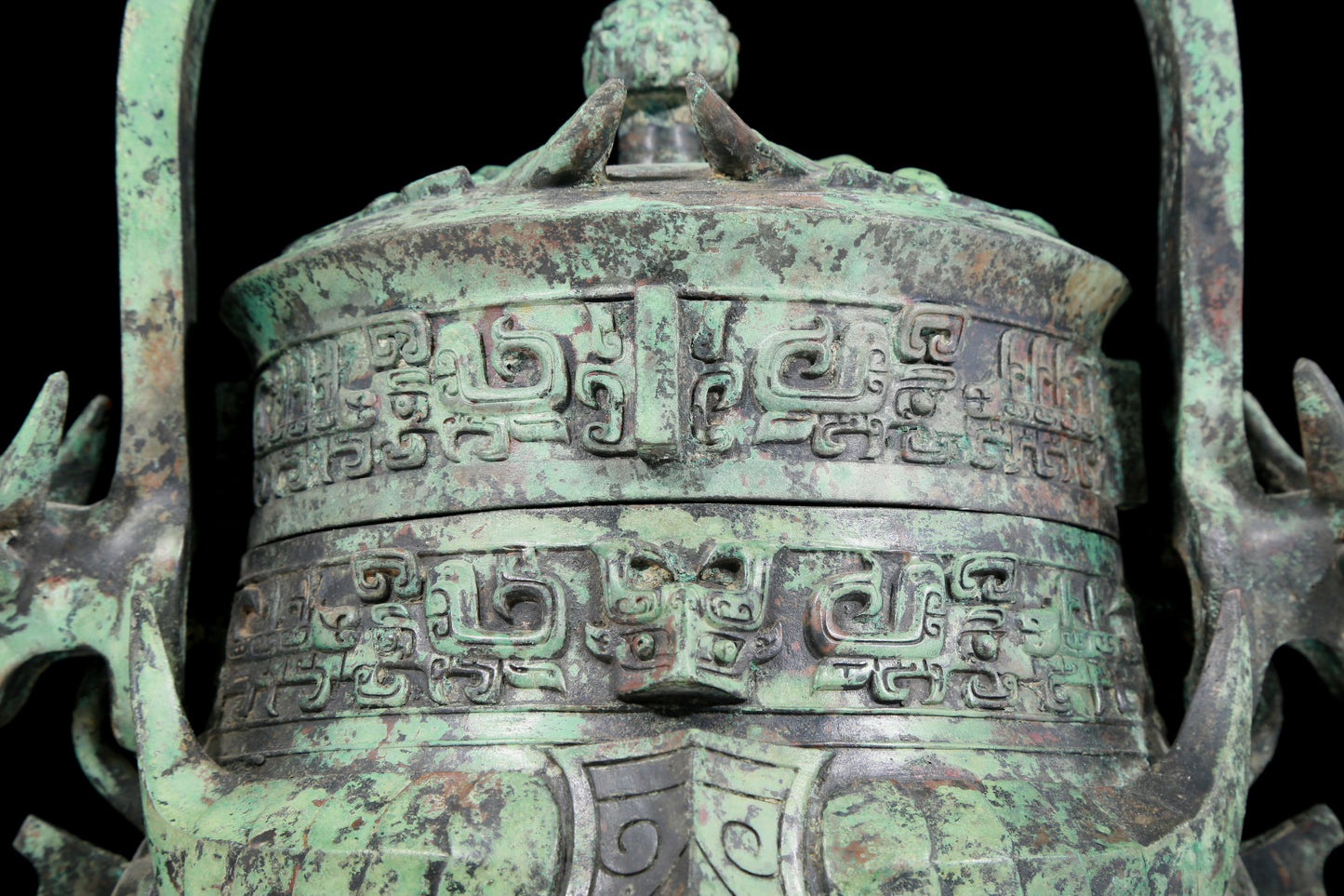 A precious bronze animal-faced pot