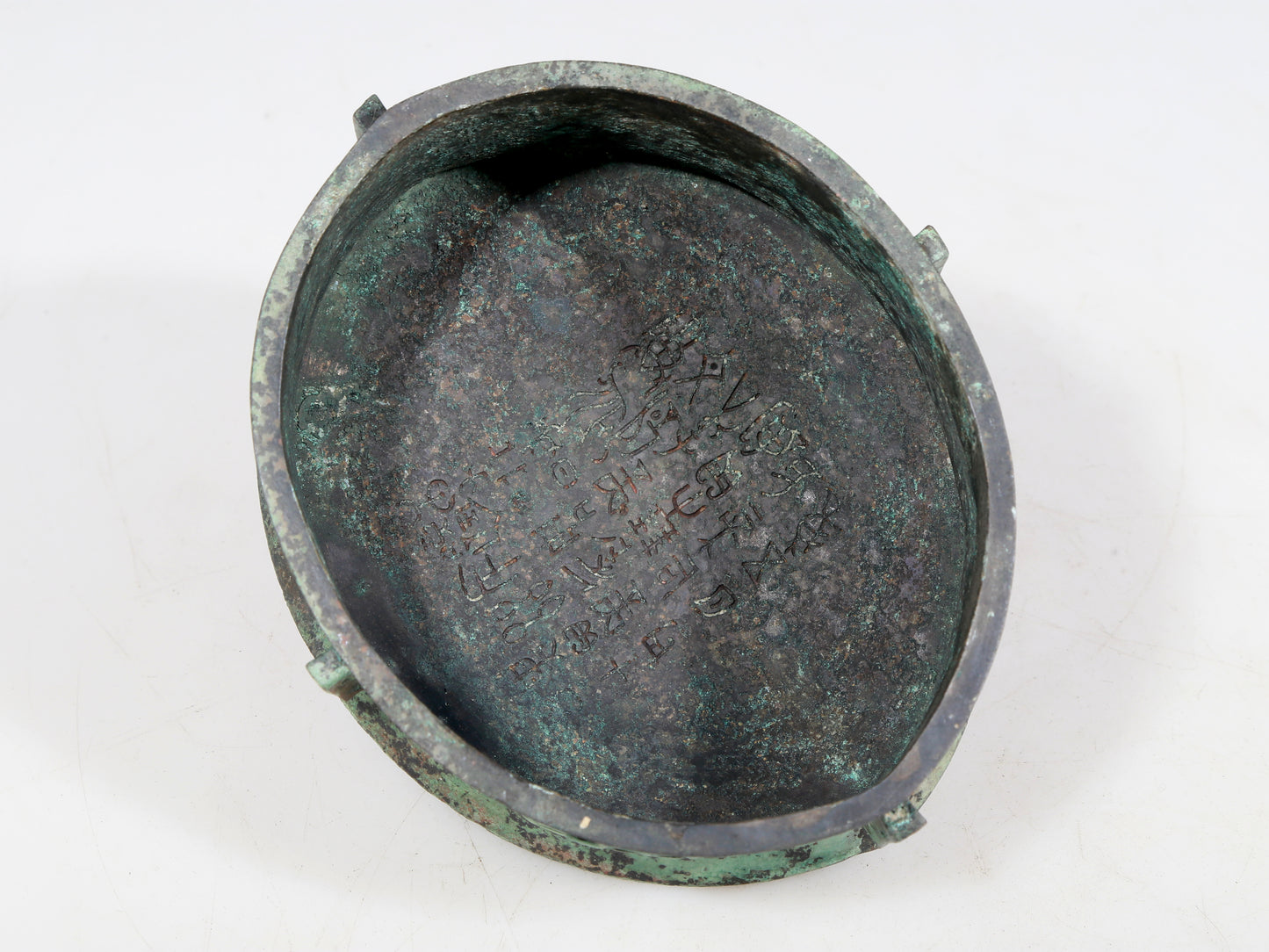 A precious bronze animal-faced pot