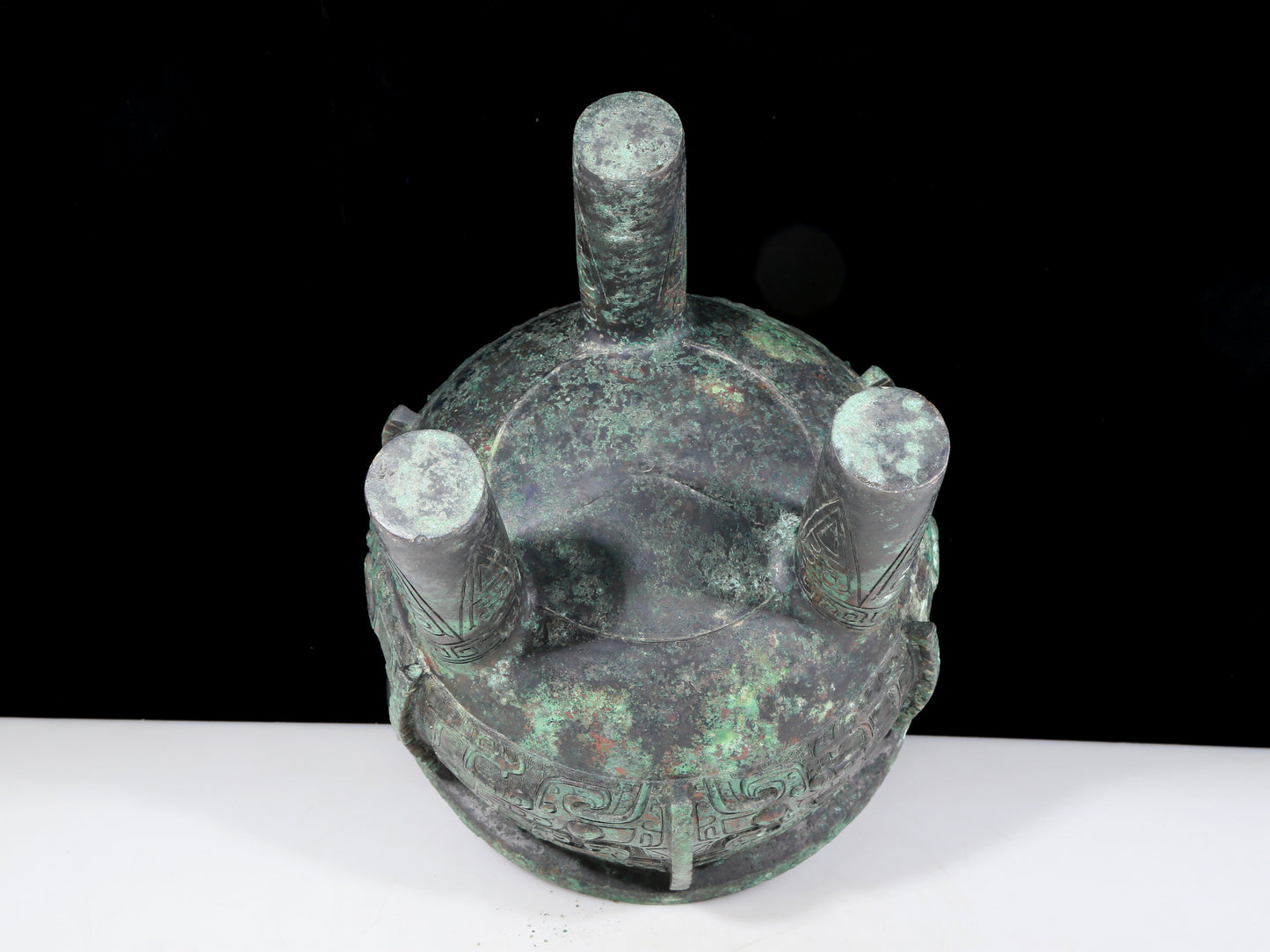 A precious bronze animal mask with two ears and three sets of censers