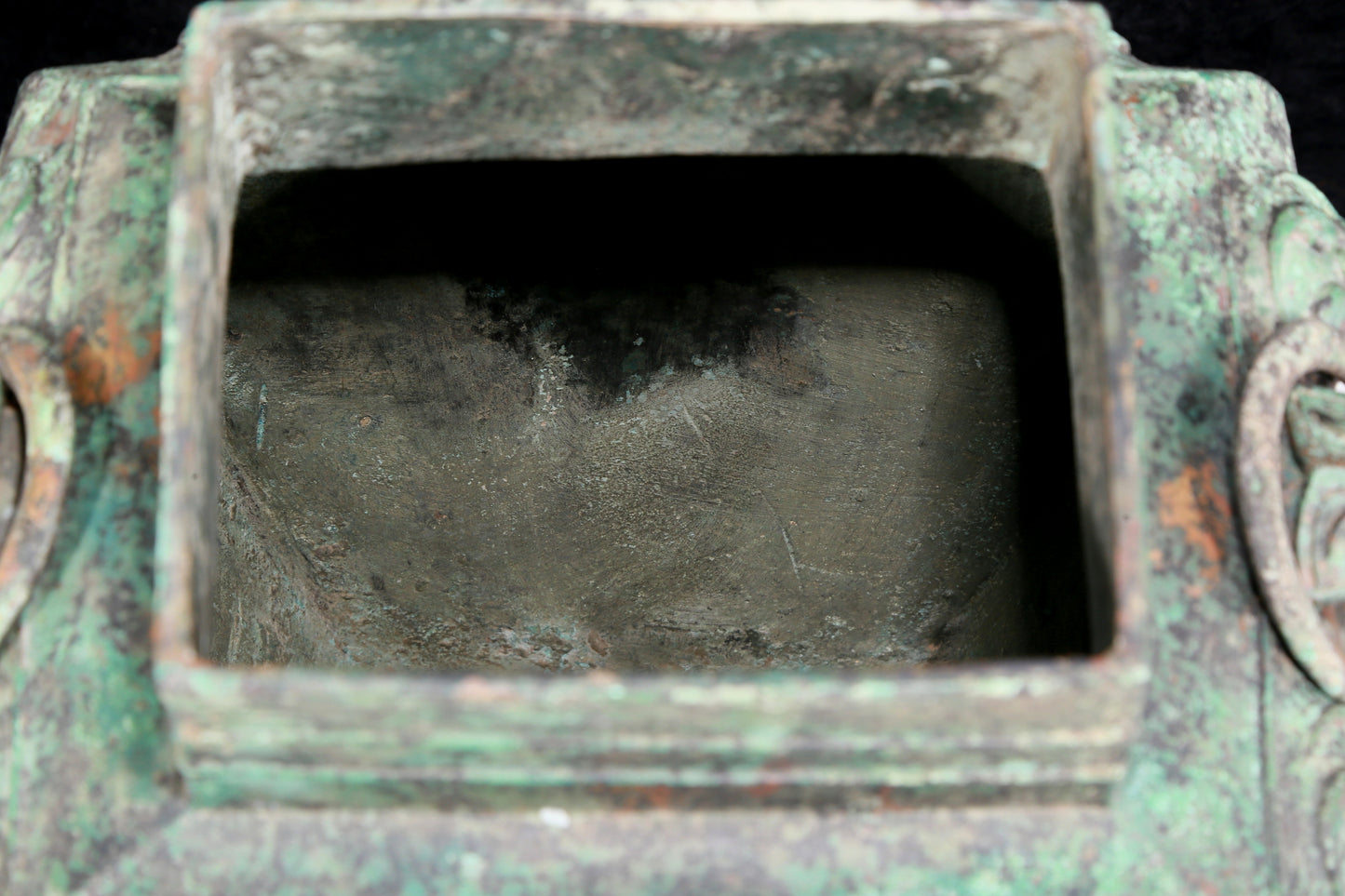 A precious bronze ear jar with lid