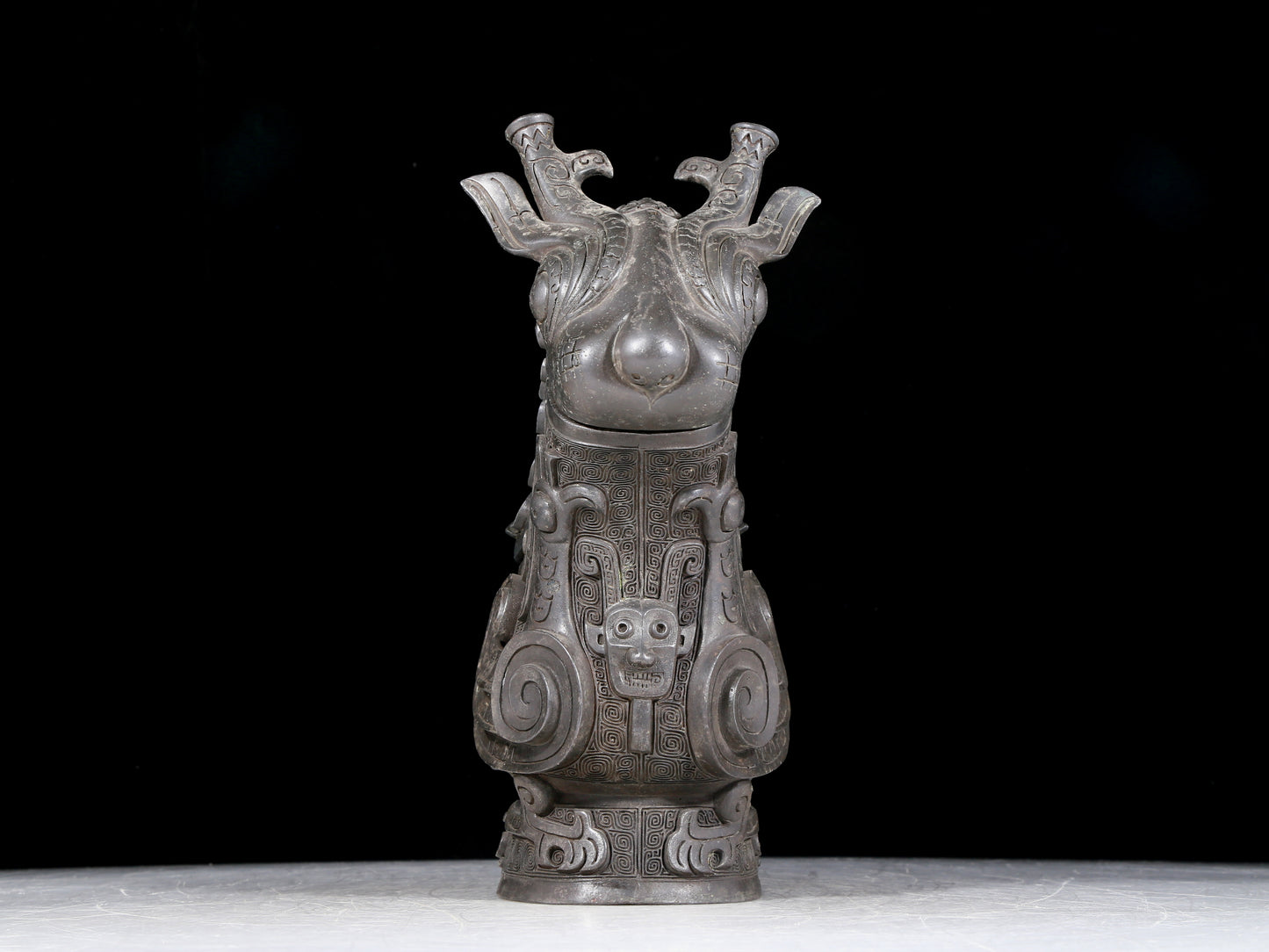 A precious bronze ewer with auspicious animal patterns