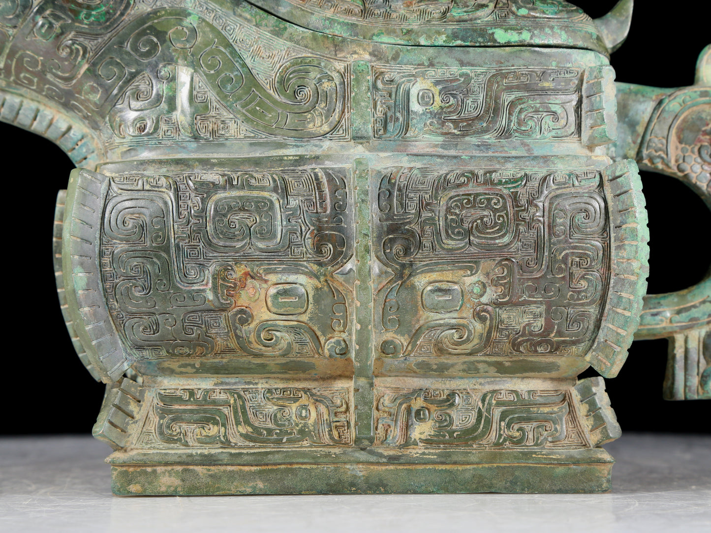 A precious bronze kettle with animal mask pattern