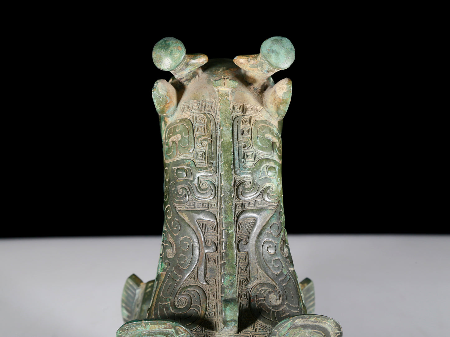 A precious bronze kettle with animal mask pattern