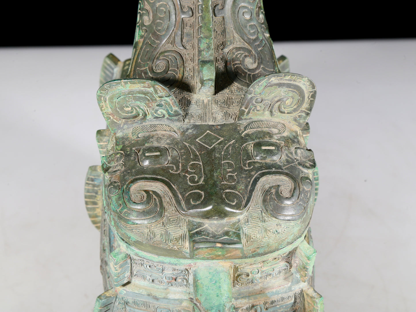 A precious bronze kettle with animal mask pattern