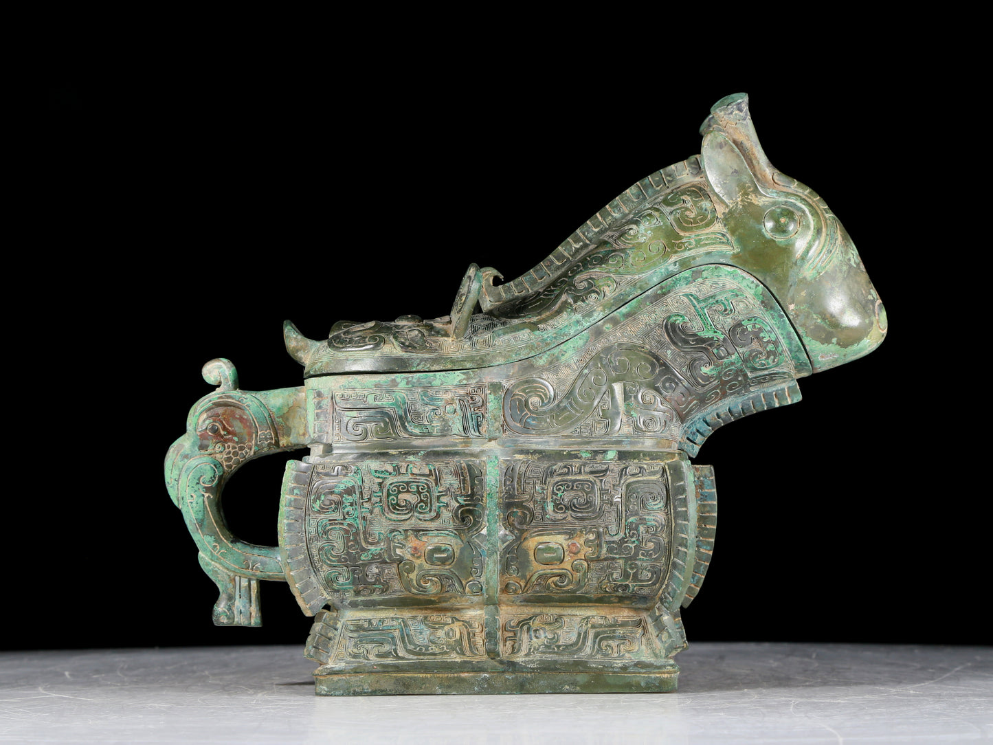 A precious bronze kettle with animal mask pattern