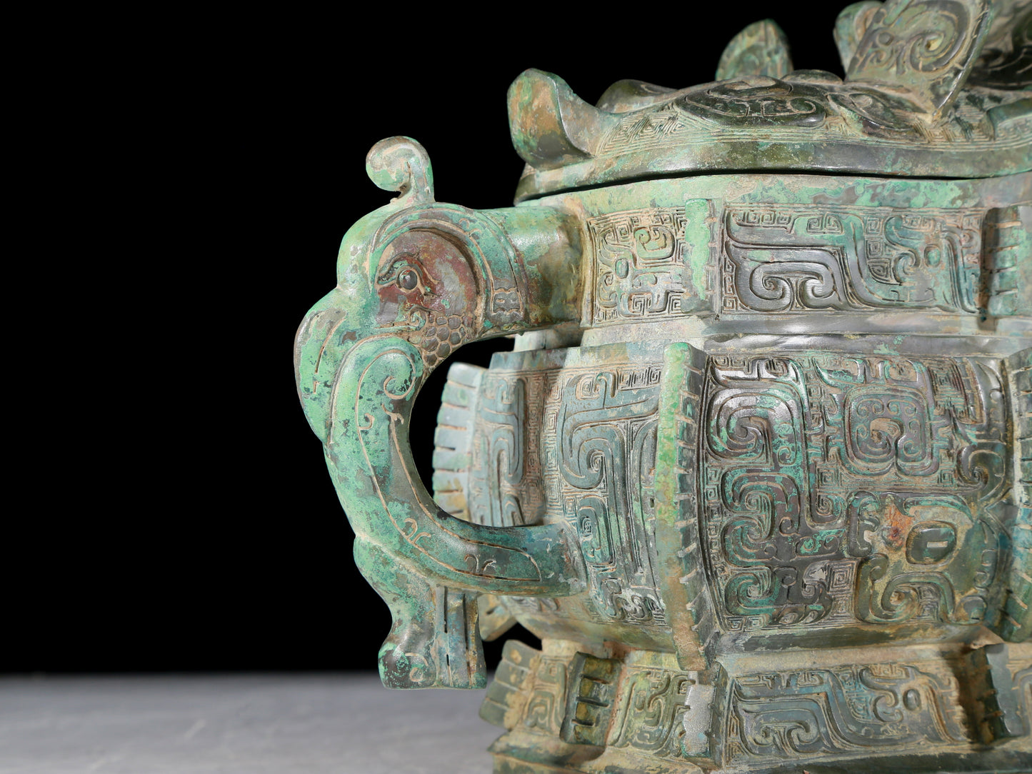 A precious bronze kettle with animal mask pattern