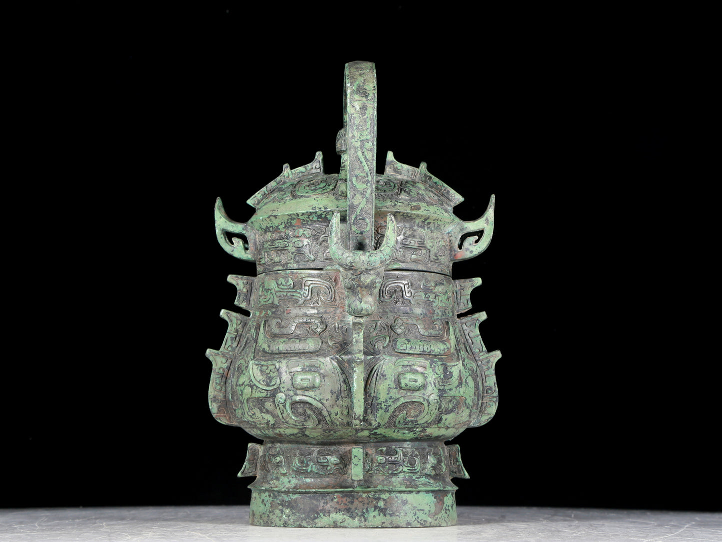 A precious bronze animal-faced pot