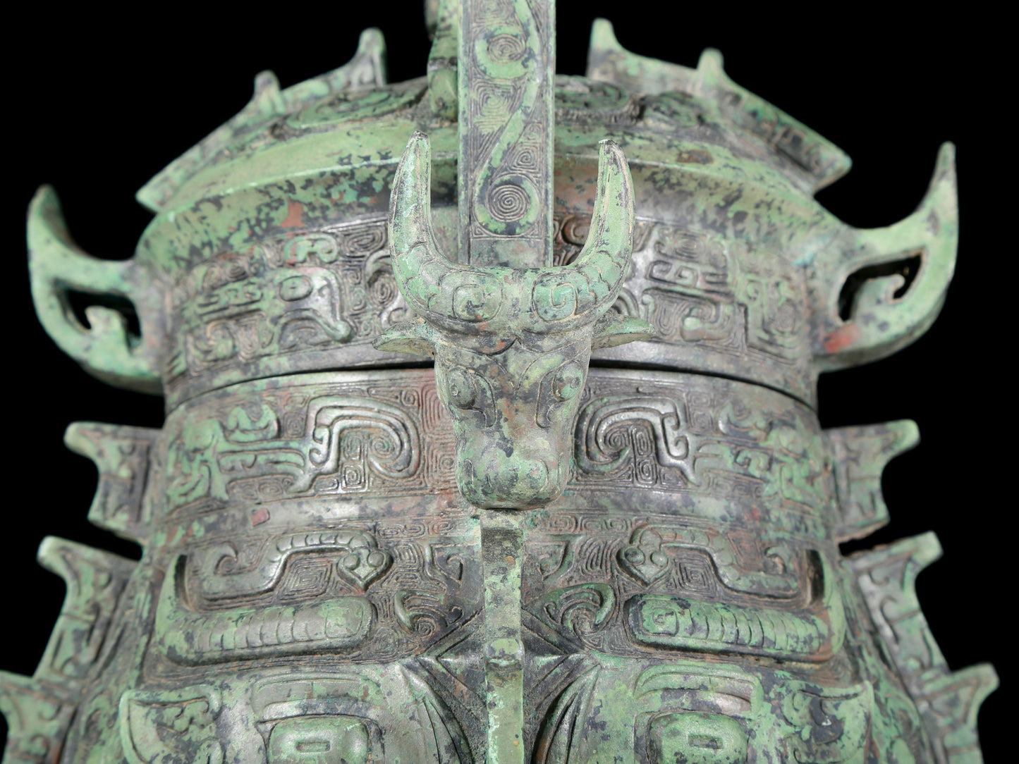 A precious bronze animal-faced pot