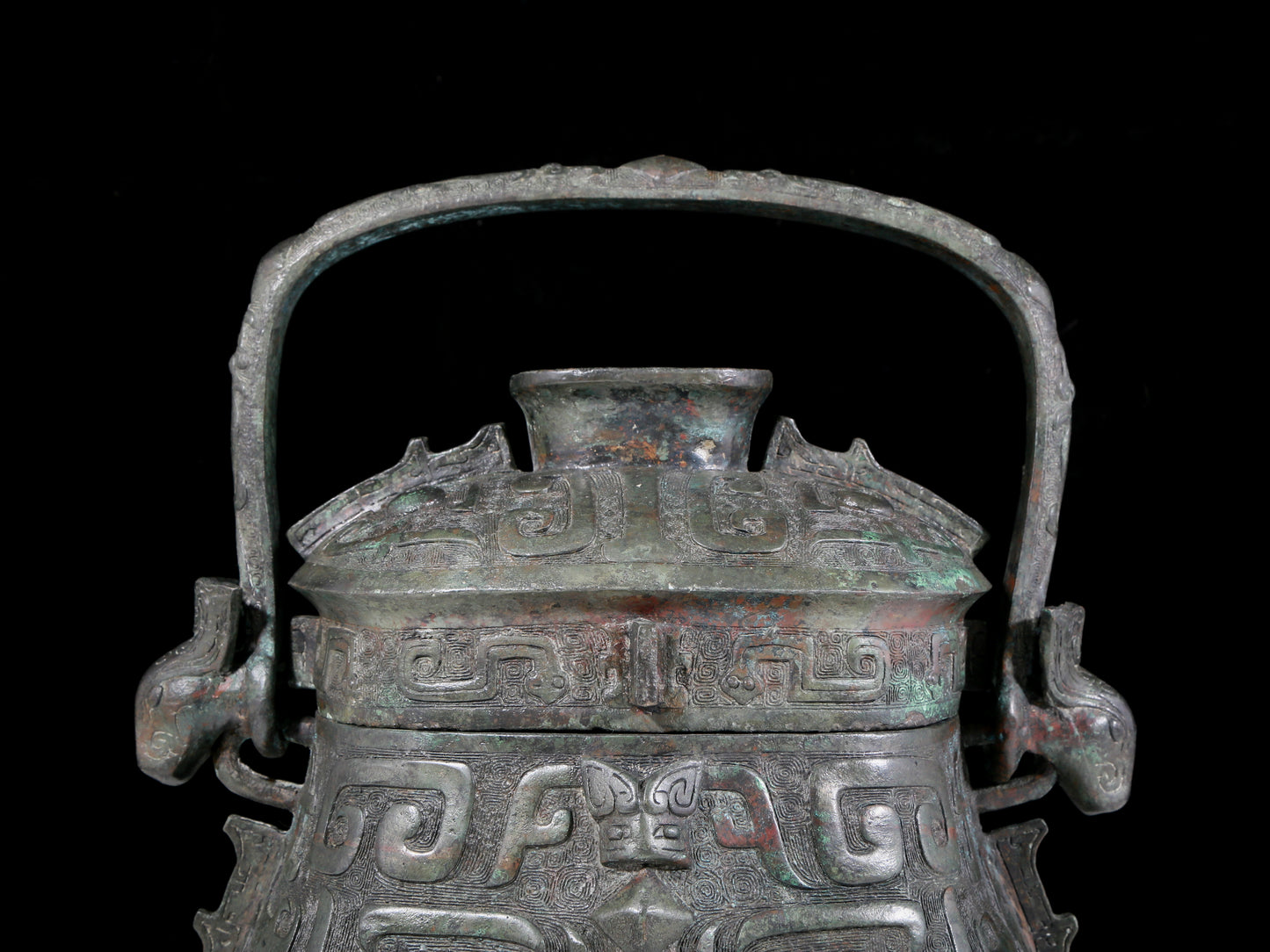 A precious bronze animal-faced pot