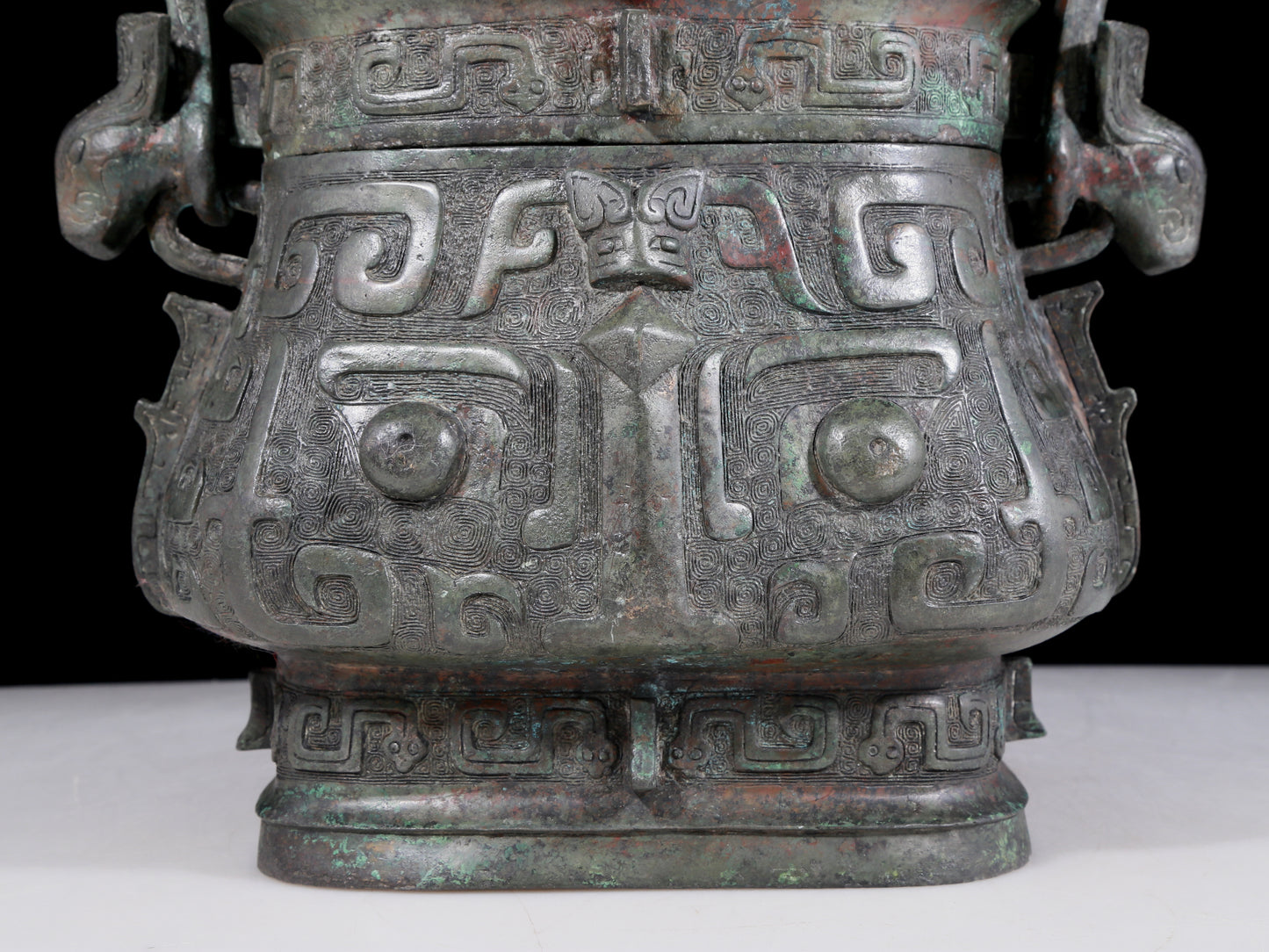 A precious bronze animal-faced pot