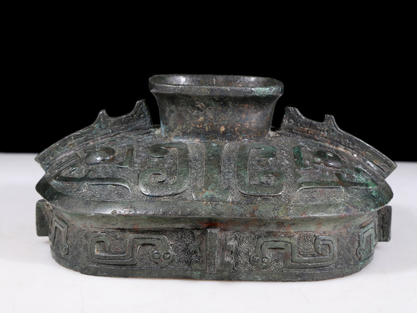 A precious bronze animal-faced pot