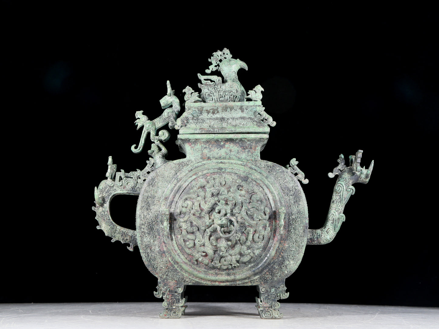 A precious bronze ewer with dragon and phoenix patterns