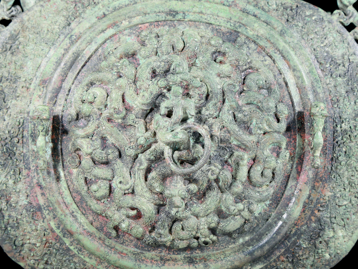 A precious bronze ewer with dragon and phoenix patterns