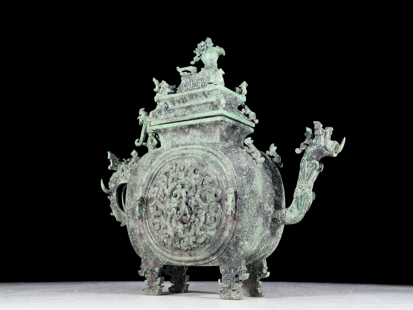 A precious bronze ewer with dragon and phoenix patterns