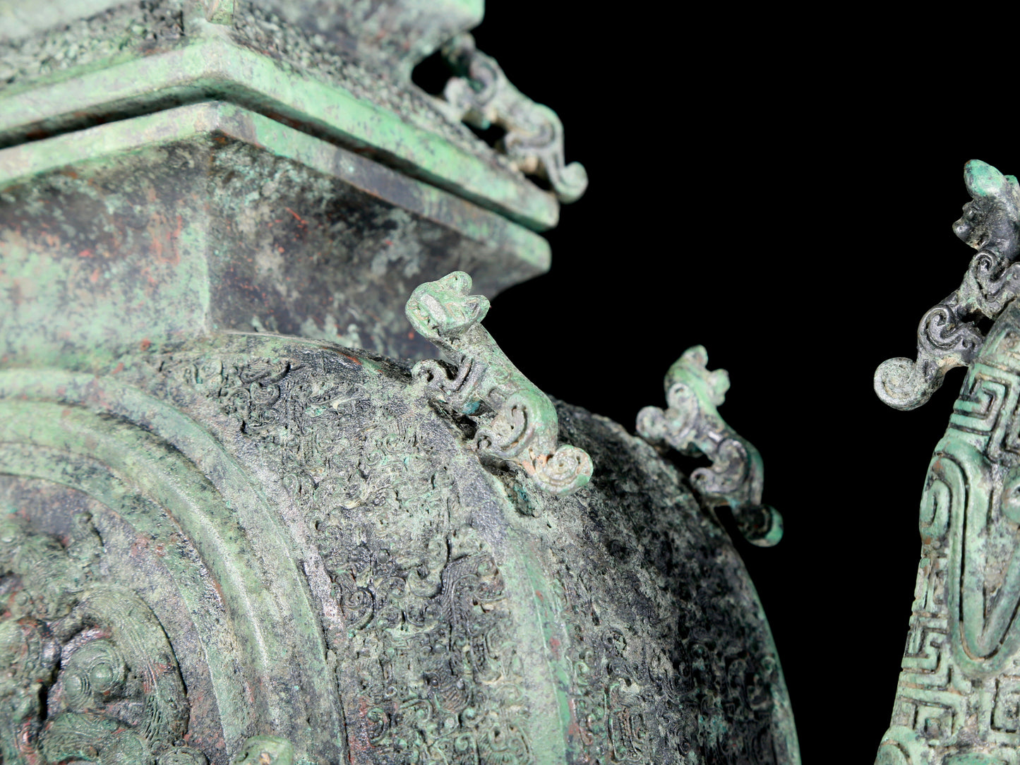 A precious bronze ewer with dragon and phoenix patterns