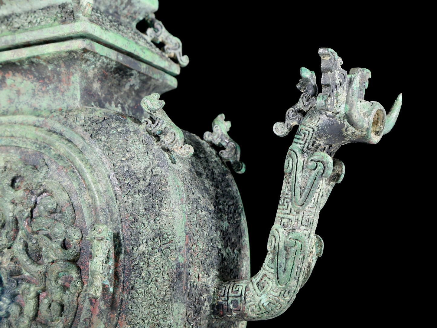 A precious bronze ewer with dragon and phoenix patterns