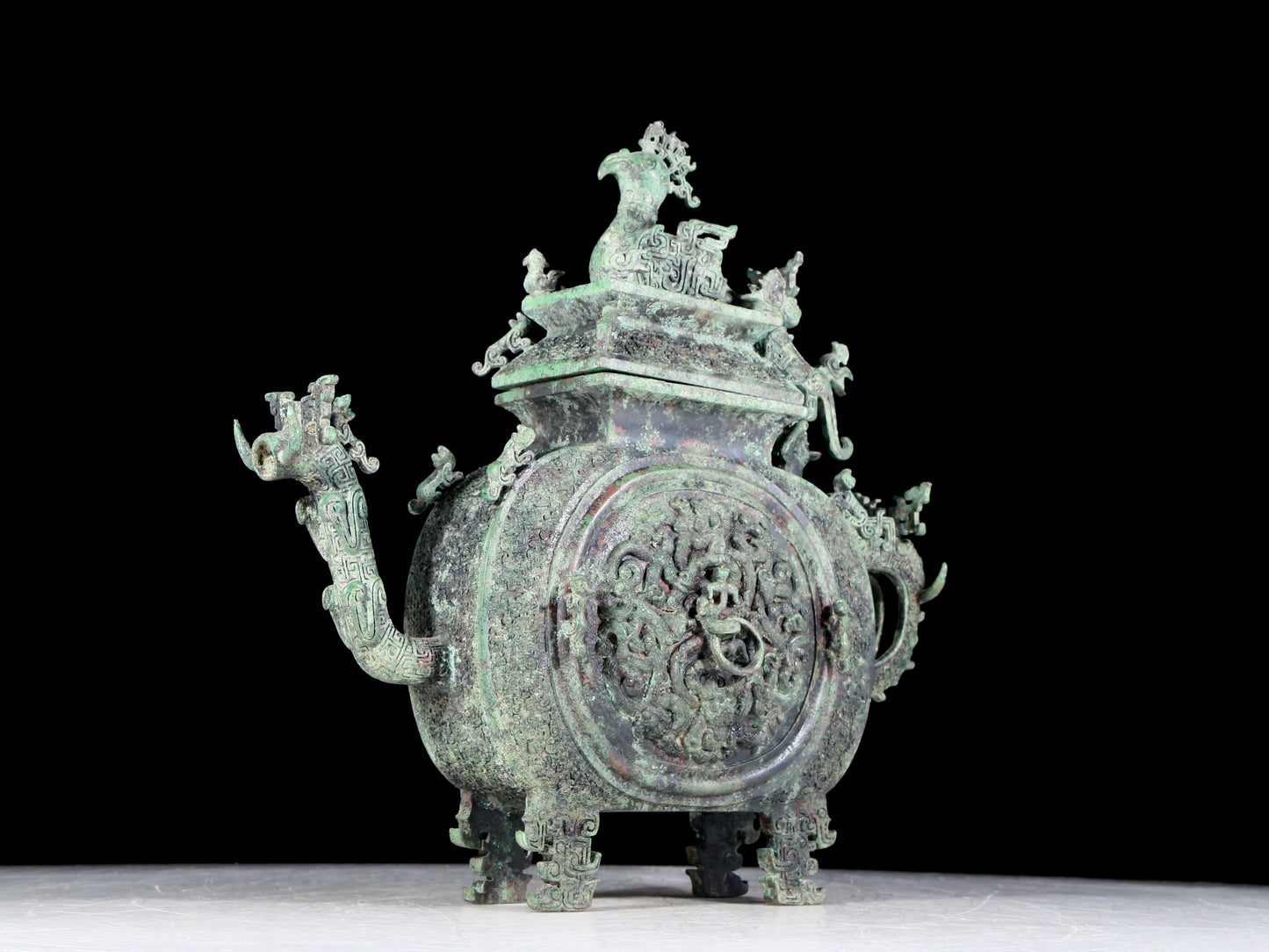 A precious bronze ewer with dragon and phoenix patterns