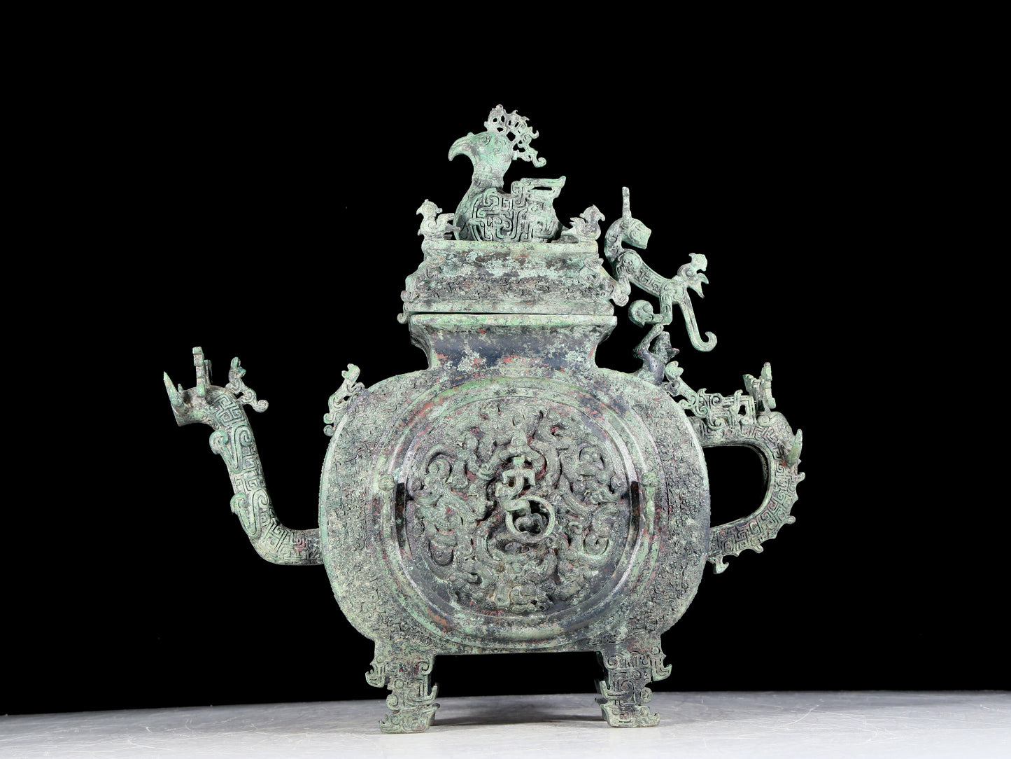 A precious bronze ewer with dragon and phoenix patterns