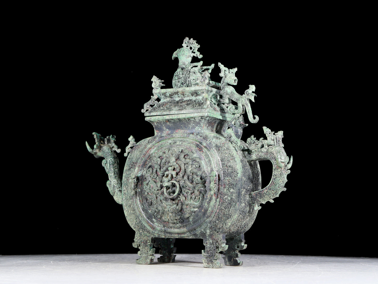 A precious bronze ewer with dragon and phoenix patterns