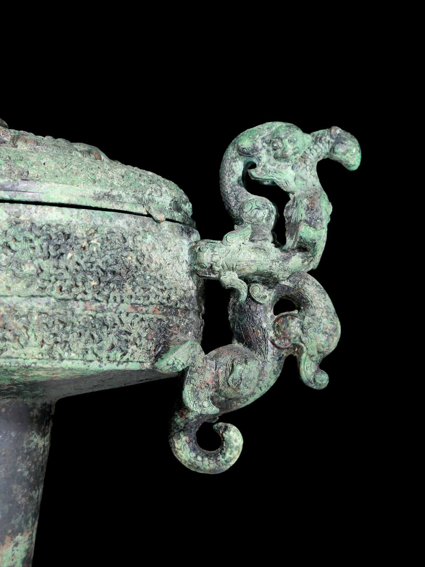 A precious bronze dragon-patterned double-eared stove with lid