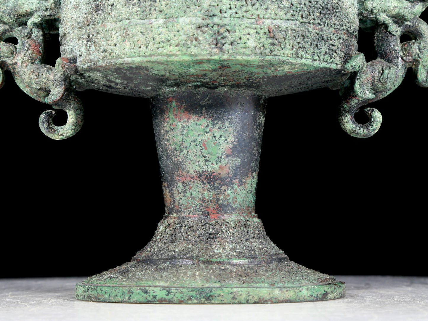 A precious bronze dragon-patterned double-eared stove with lid