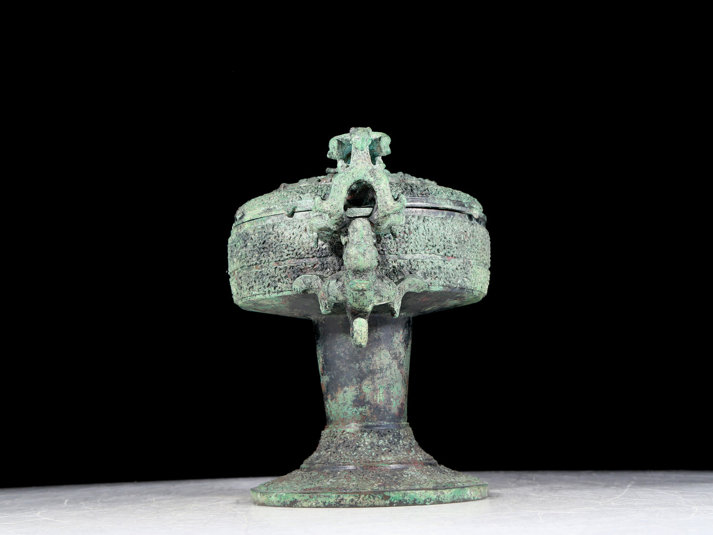 A precious bronze dragon-patterned double-eared stove with lid