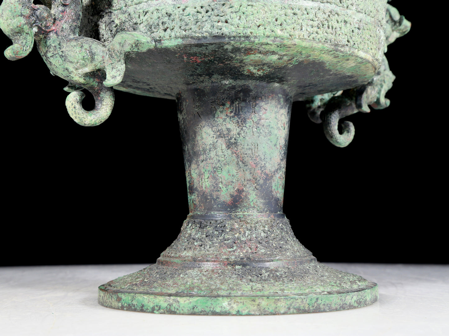 A precious bronze dragon-patterned double-eared stove with lid