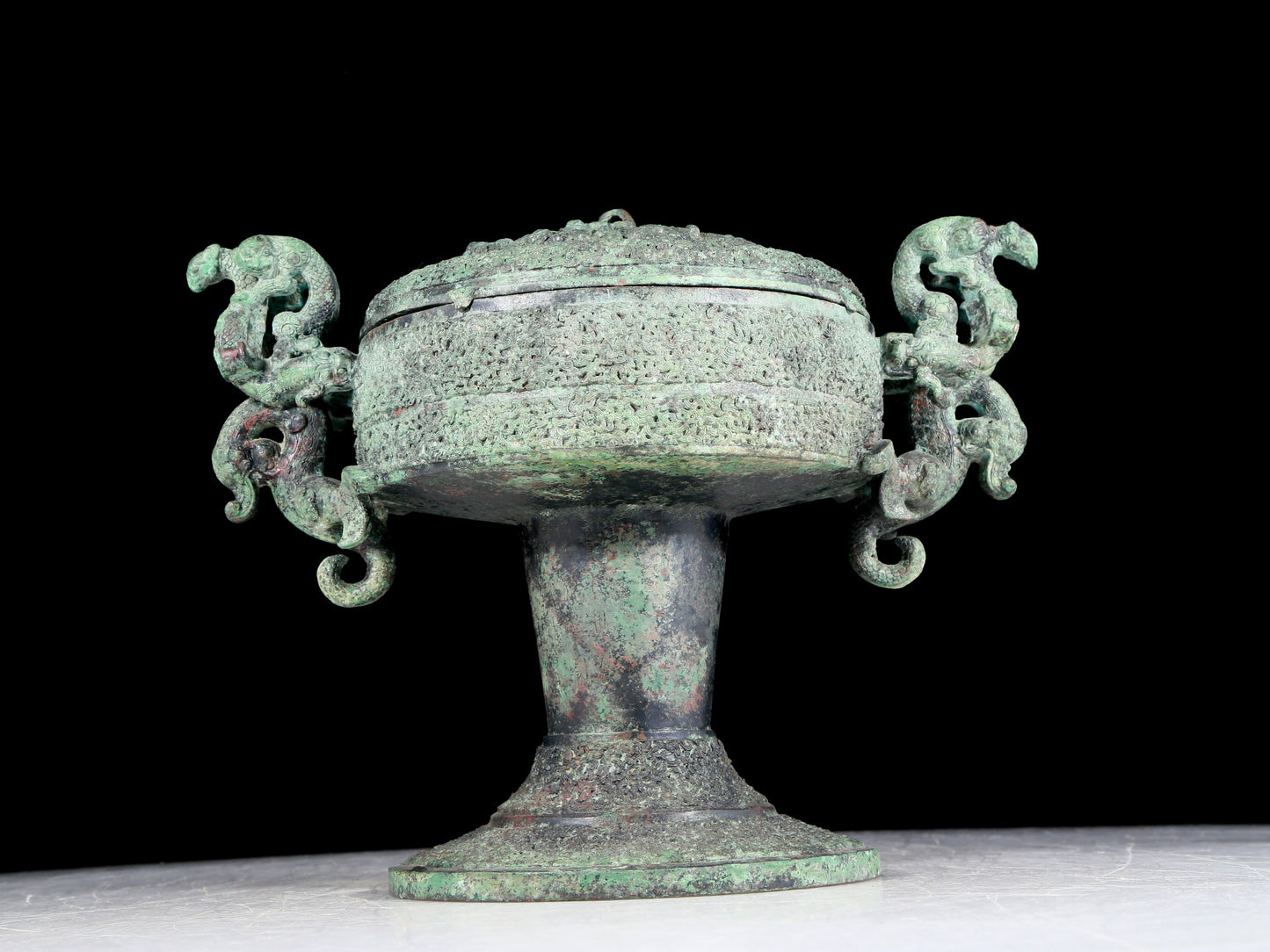 A precious bronze dragon-patterned double-eared stove with lid