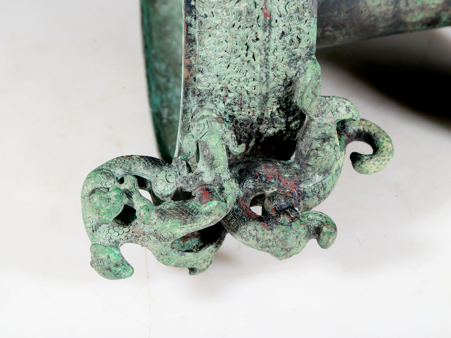 A precious bronze dragon-patterned double-eared stove with lid