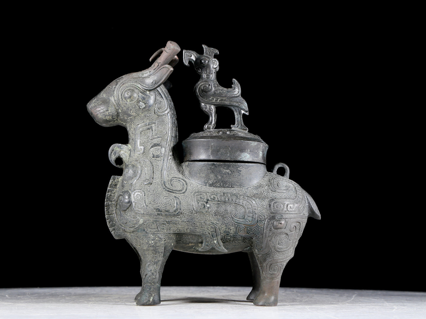 A precious bronze jar with auspicious animal patterns