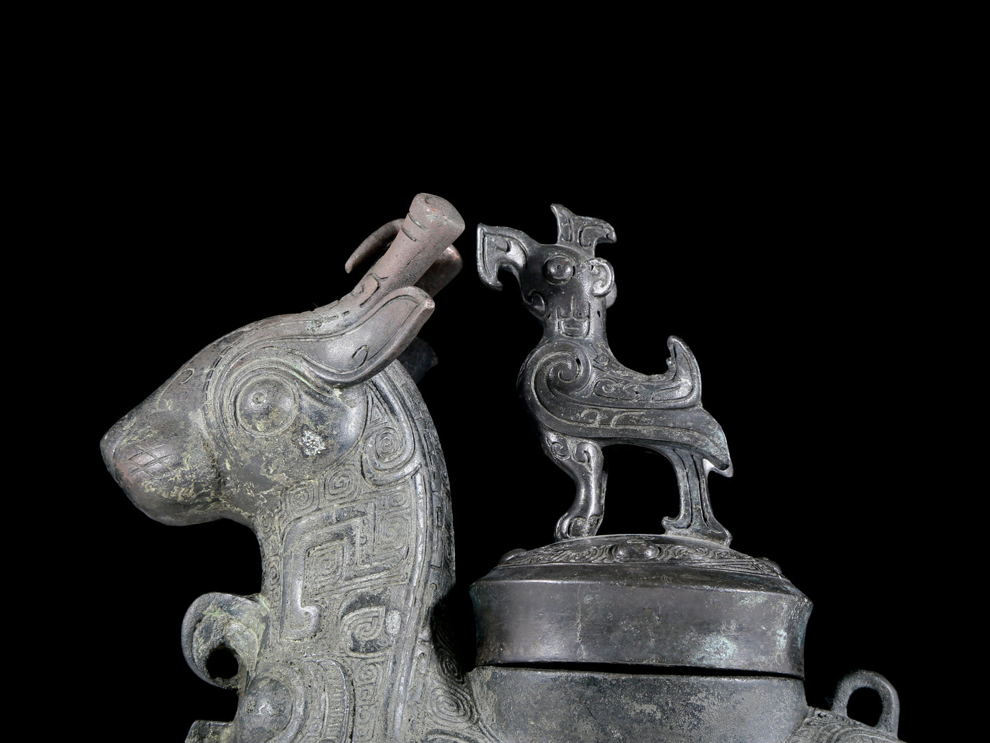 A precious bronze jar with auspicious animal patterns