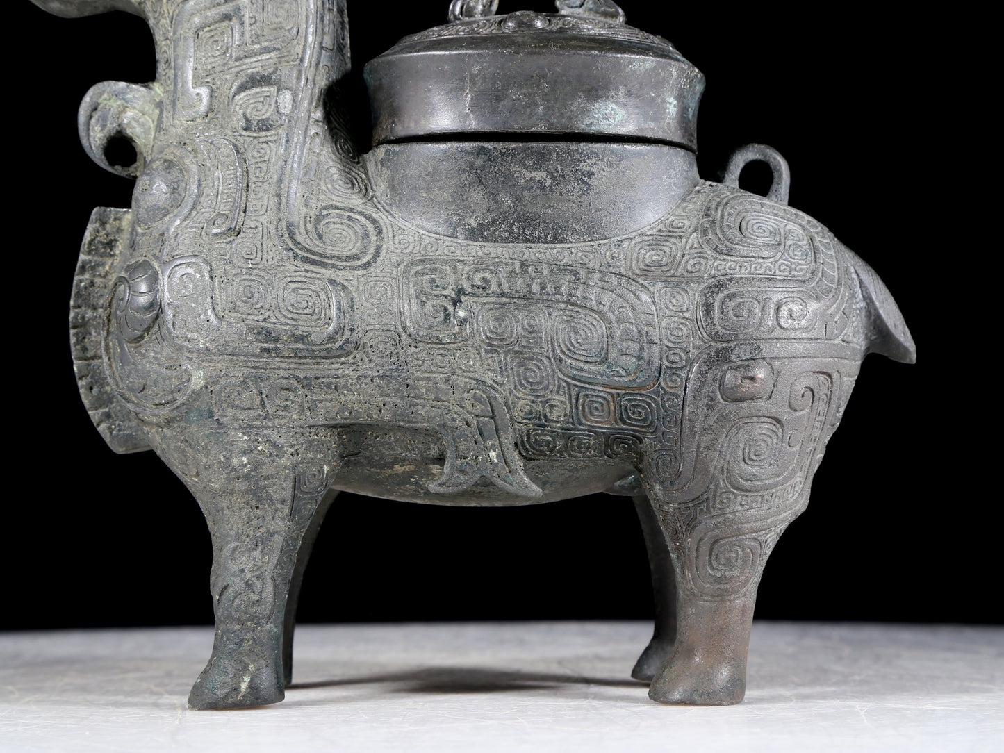 A precious bronze jar with auspicious animal patterns