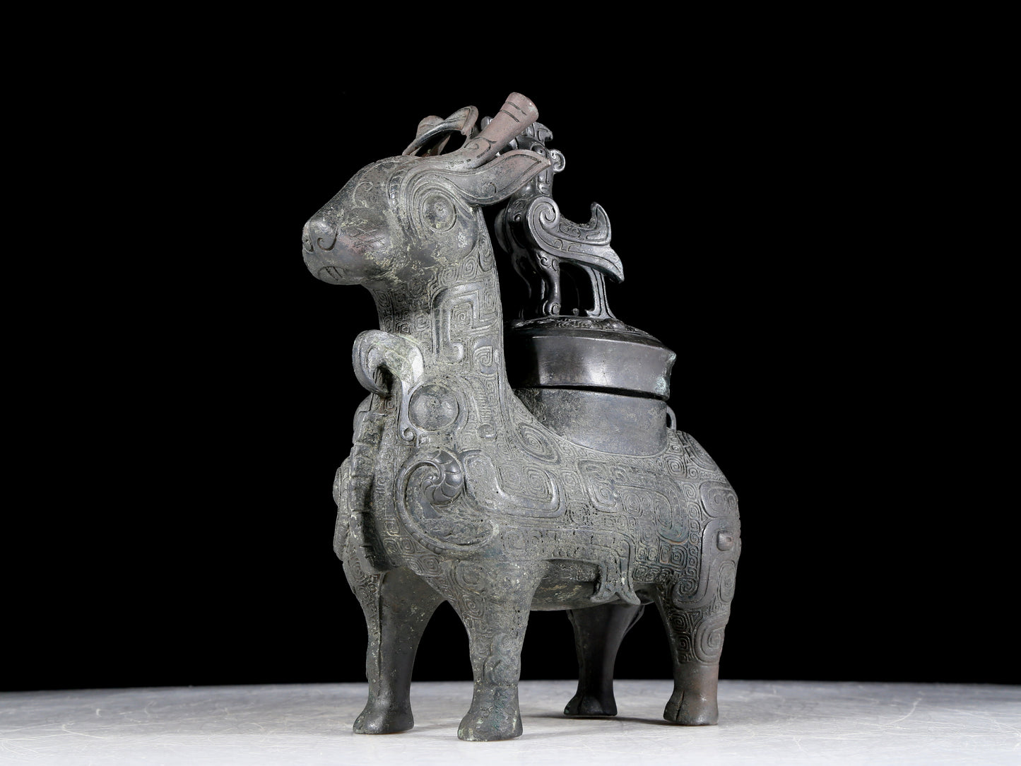 A precious bronze jar with auspicious animal patterns