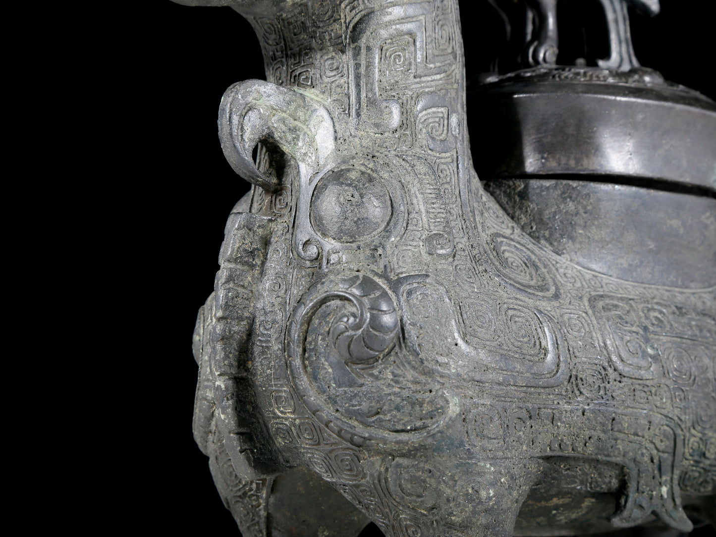 A precious bronze jar with auspicious animal patterns