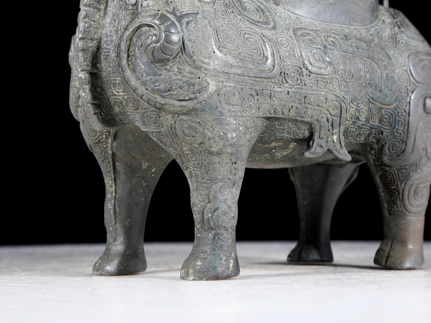 A precious bronze jar with auspicious animal patterns