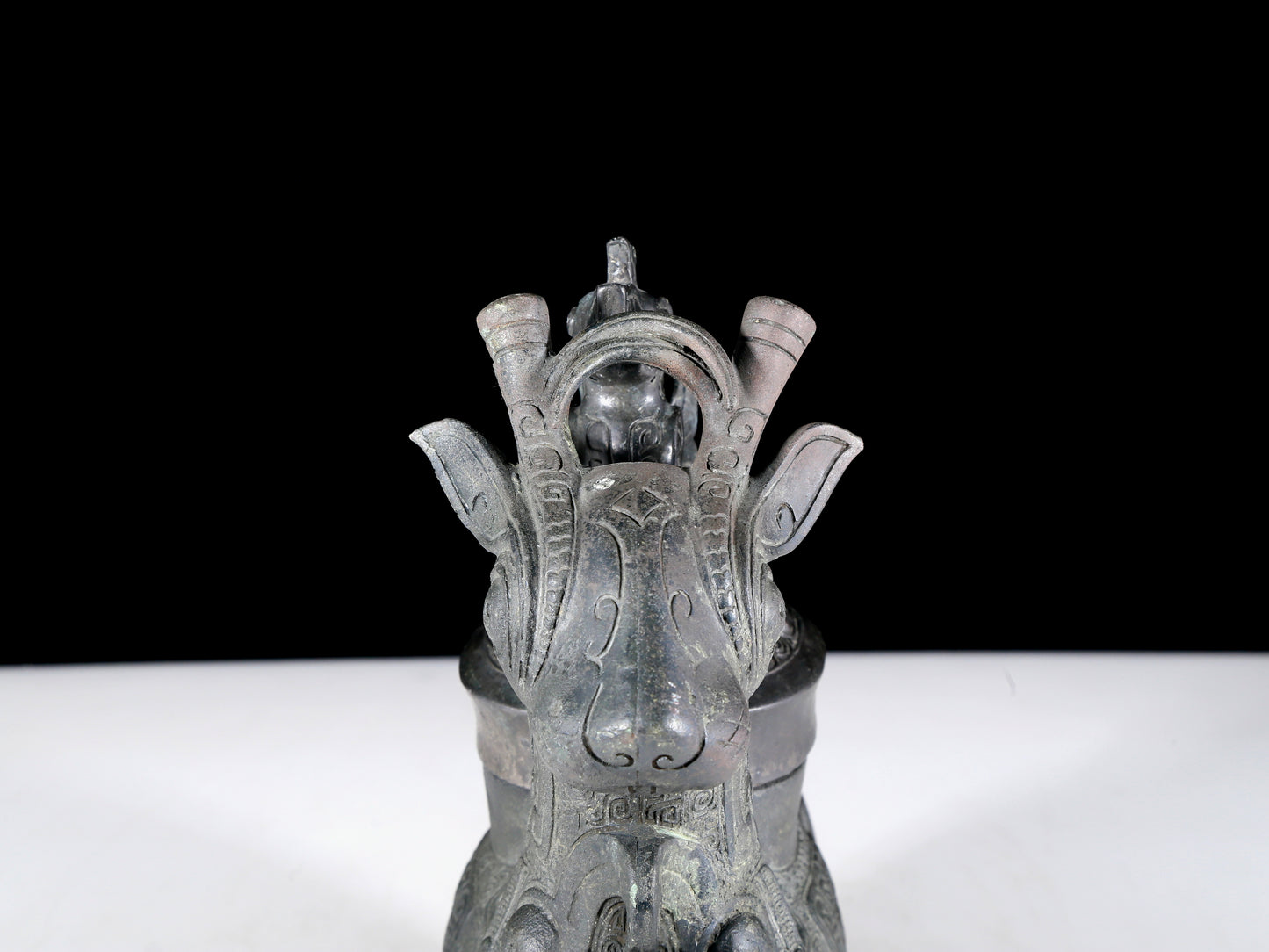 A precious bronze jar with auspicious animal patterns