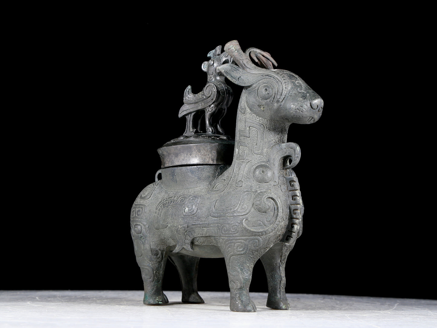 A precious bronze jar with auspicious animal patterns