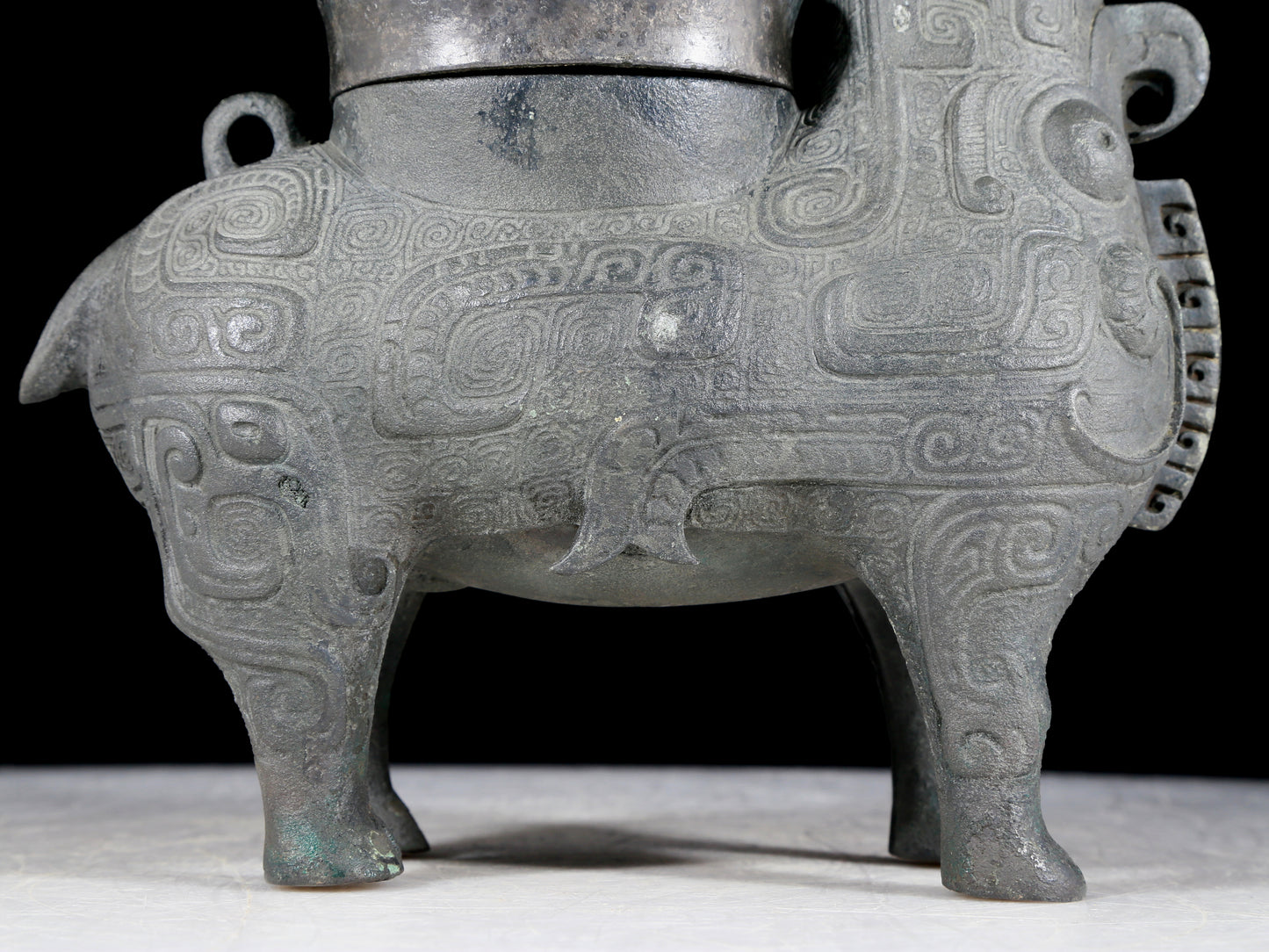 A precious bronze jar with auspicious animal patterns