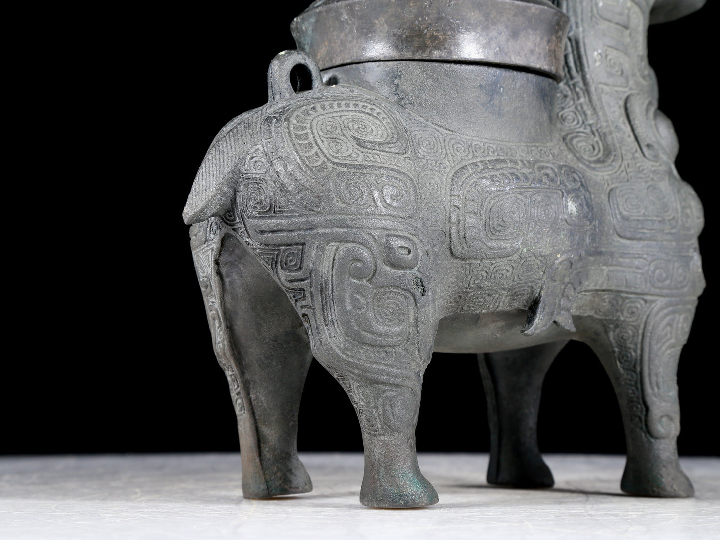 A precious bronze jar with auspicious animal patterns