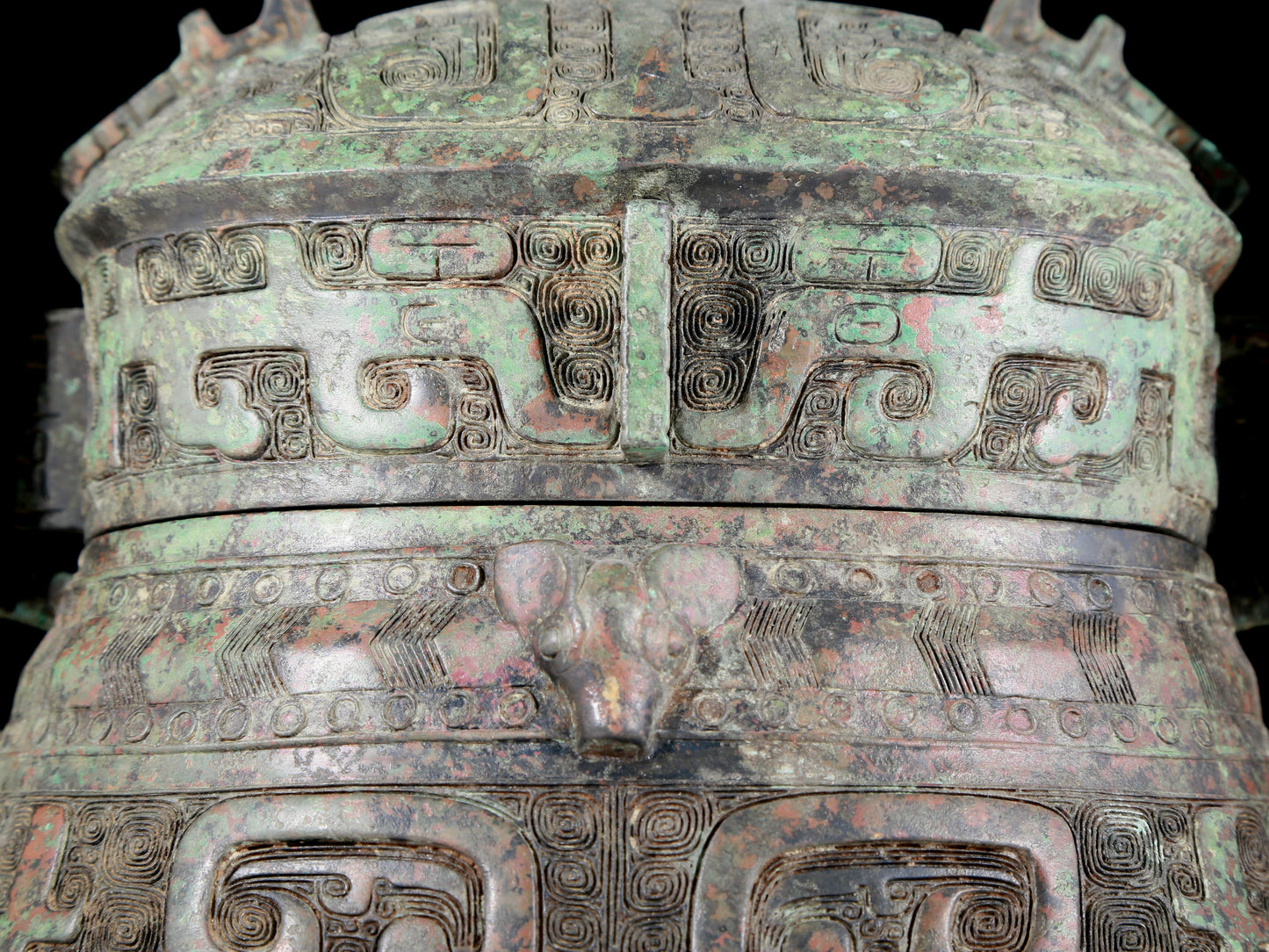 A precious bronze animal-faced pot