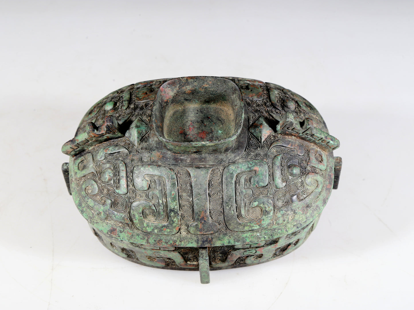 A precious bronze animal-faced pot