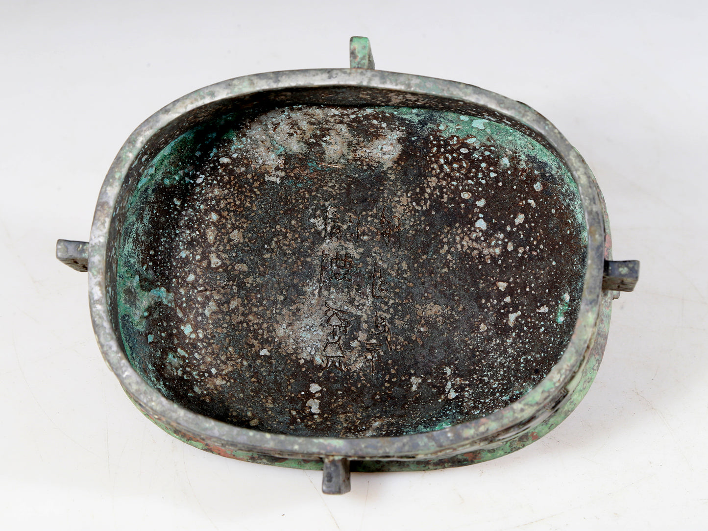 A precious bronze animal-faced pot