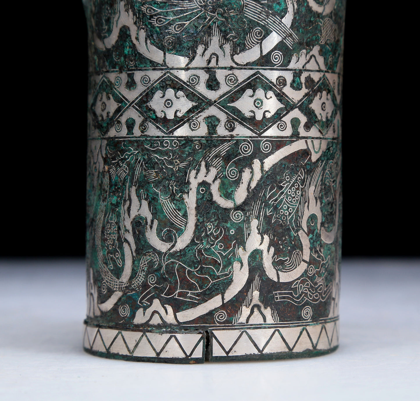 An Archaic Bronze Silver-Inlaid 'Auspicious Beast' Jar