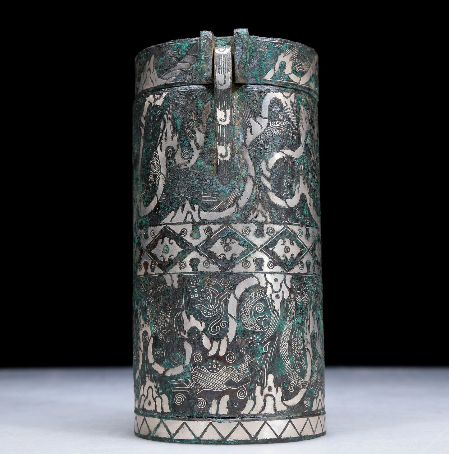 An Archaic Bronze Silver-Inlaid 'Auspicious Beast' Jar