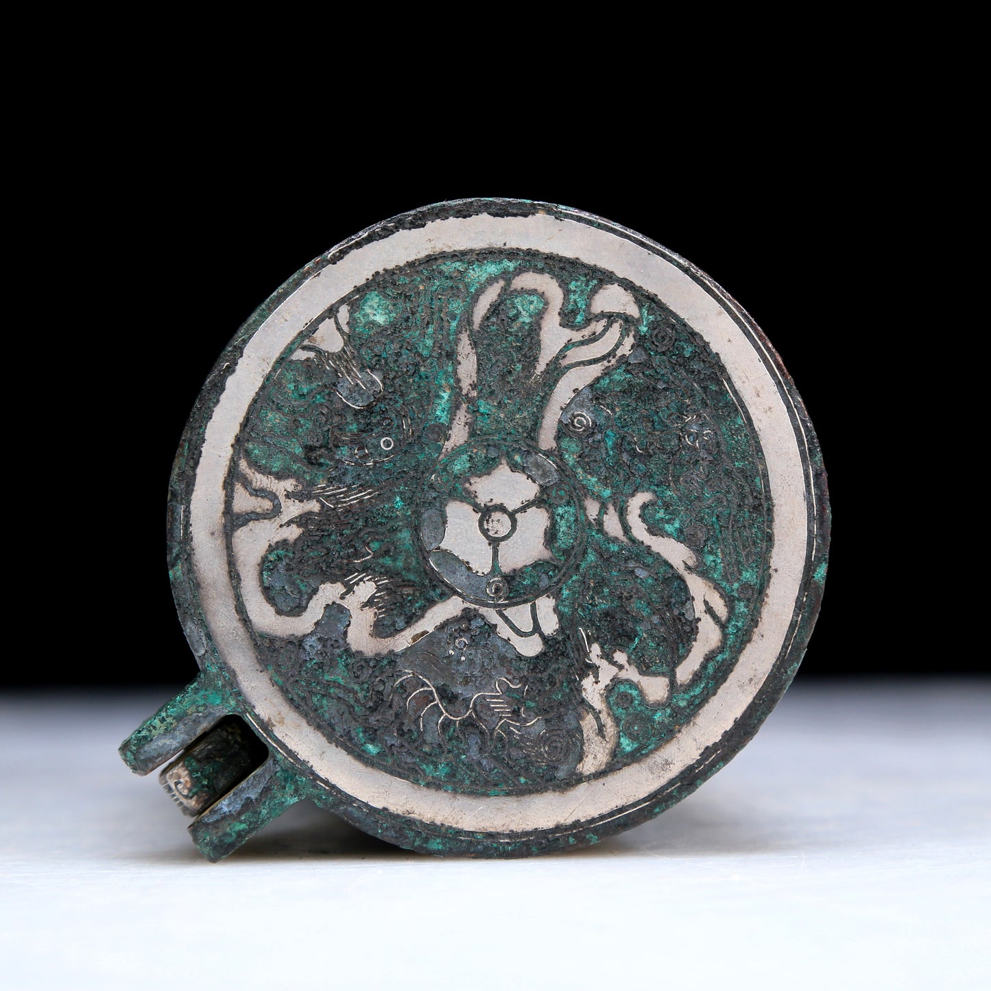 An Archaic Bronze Silver-Inlaid 'Auspicious Beast' Jar